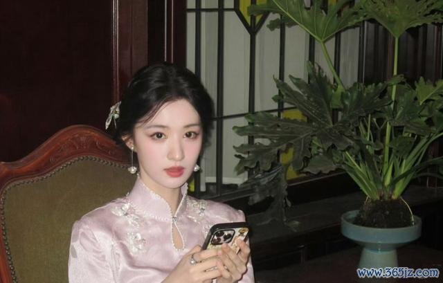张凌赫王楚然素颜跳探戈 反差魅力引爆笑点